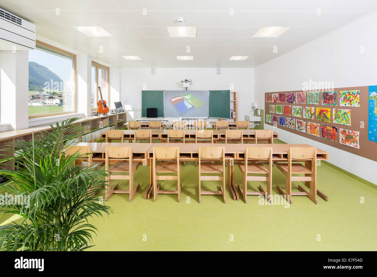 Classe presso una scuola primaria, Reith im Alpbachtal, Tirolo, Austria Foto Stock