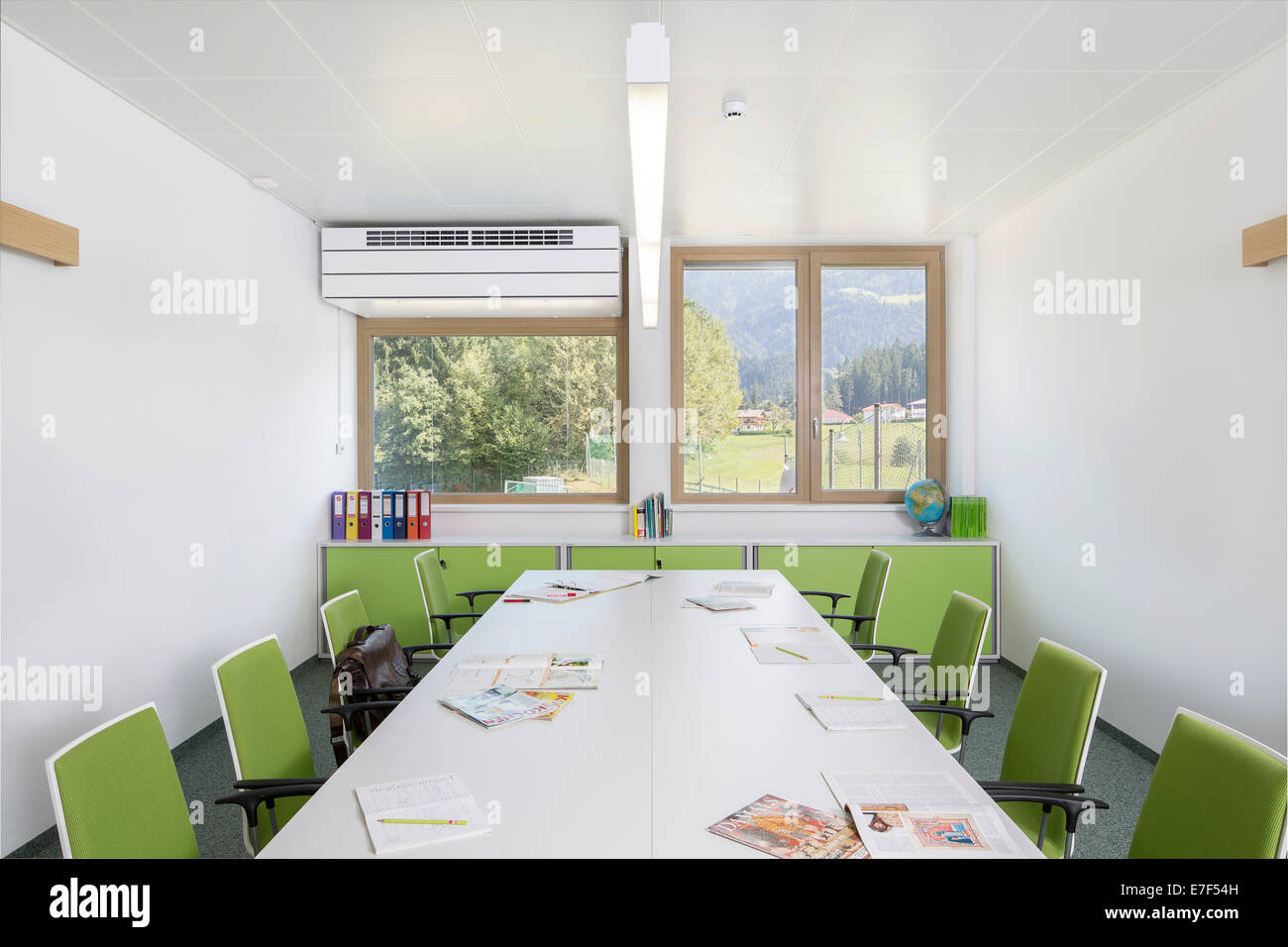 Insegnante sala conferenza di una scuola elementare, Reith im Alpbachtal, Tirolo, Austria Foto Stock