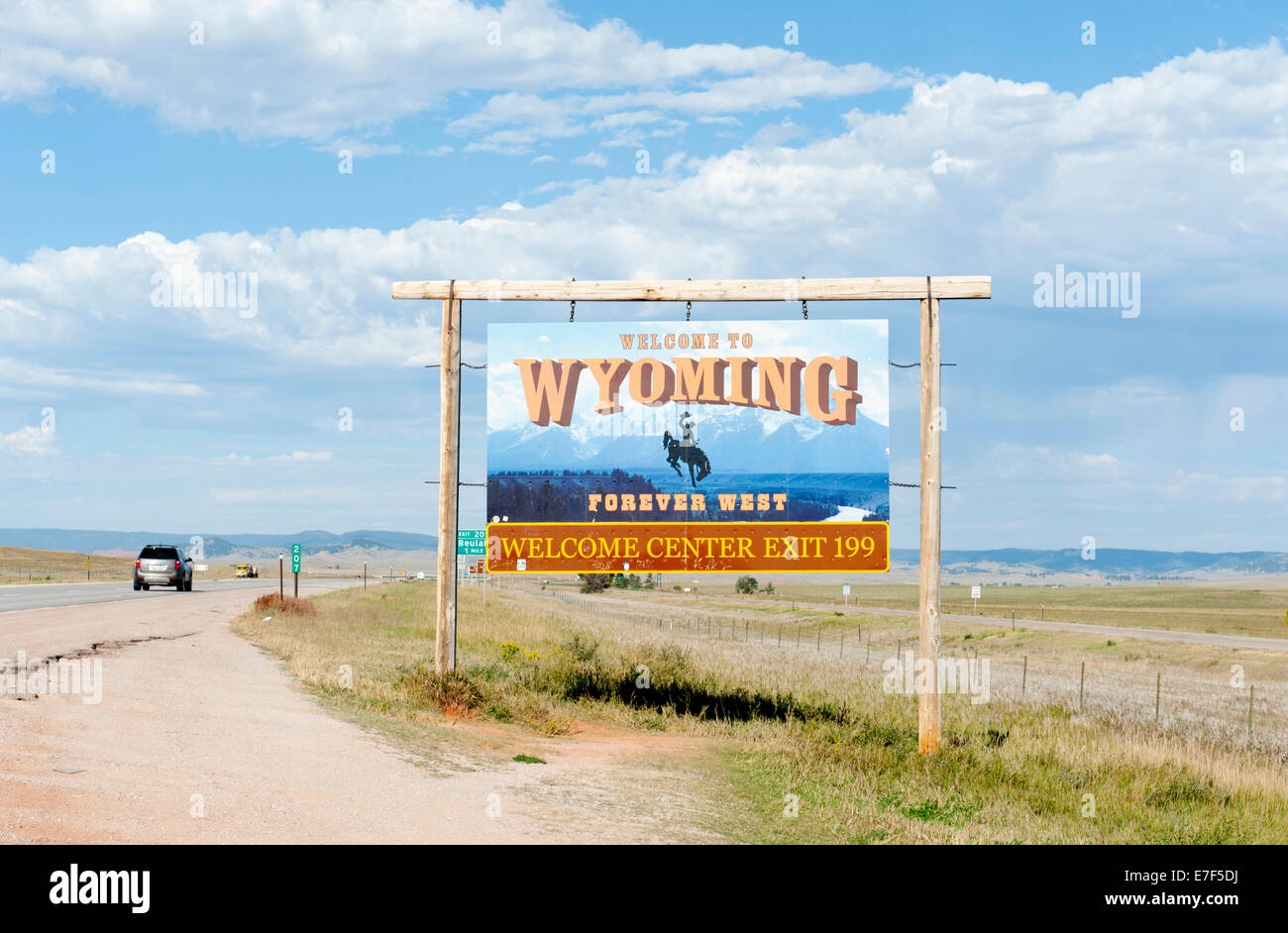 Segno di benvenuto su una autostrada, "Benvenuti in Wyoming, Forever West', piatto paesaggio, Wyoming USA Foto Stock