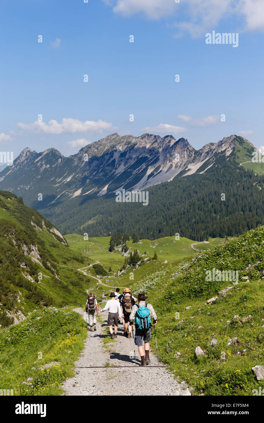 Gli escursionisti escursionismo al di sopra delle Alpi Laguz e Breithorn Mountain, Großes Walsertal Riserva della Biosfera, Vorarlberg, Austria Foto Stock