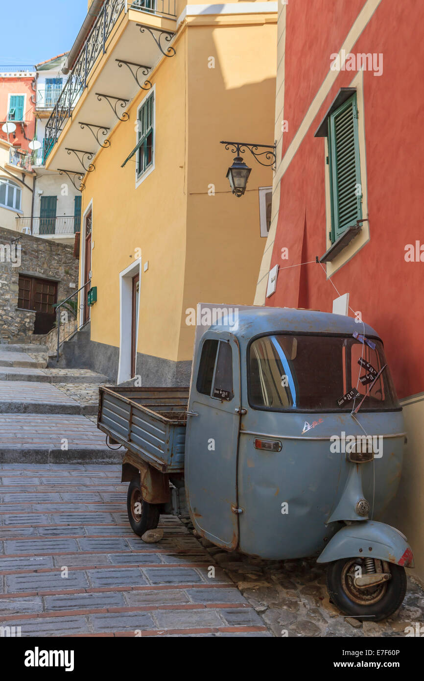 Tipica Italiana a tre ruote di veicolo commerciale leggero parcheggiata in un vicolo, Vallebona, Liguria, Italia Foto Stock