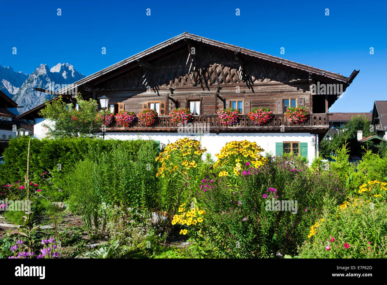 Agriturismo con fiori, Garmisch-Partenkirchen, Alta Baviera, Baviera, Germania Foto Stock