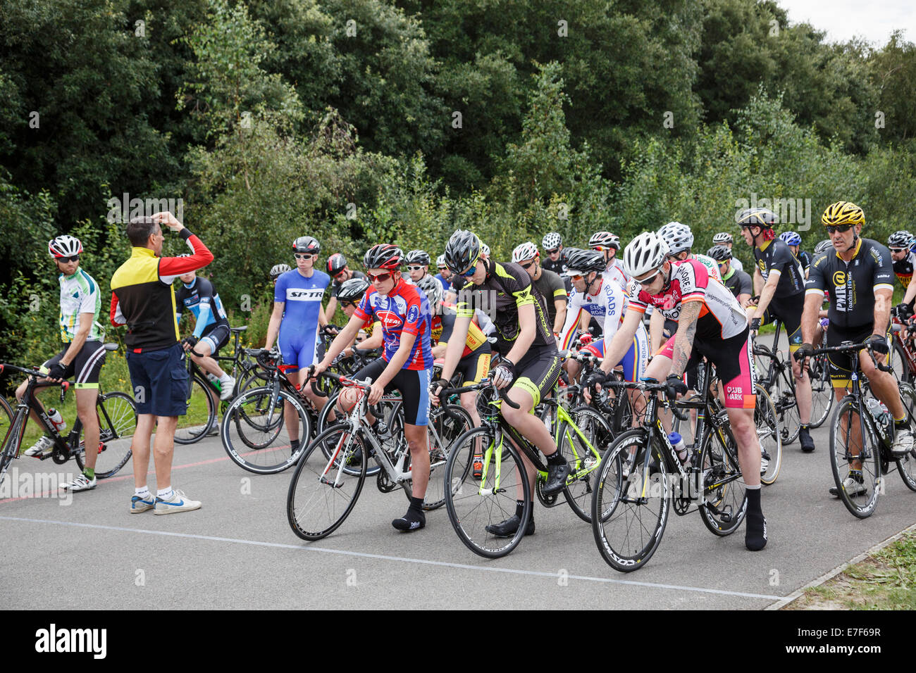 I ciclisti in attesa di avvio permanente in uomini Criterium bike race da British Escursioni in bicicletta a Fowlmead Country Park Kent England Regno Unito Foto Stock