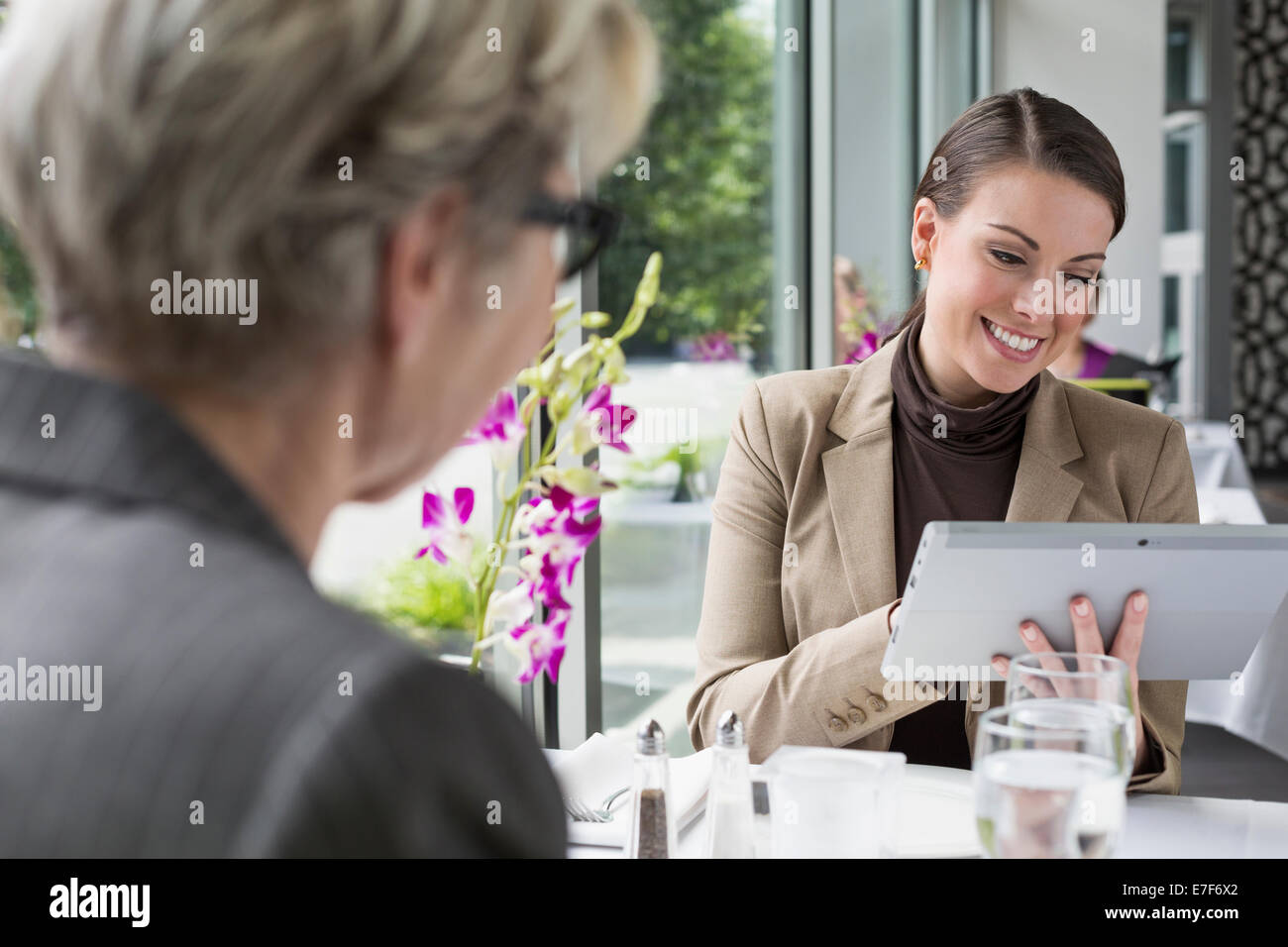 Imprenditrici caucasica lavorando nel ristorante Foto Stock