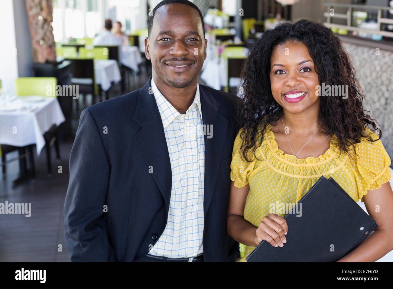 African American Coppia sorridente nel ristorante Foto Stock