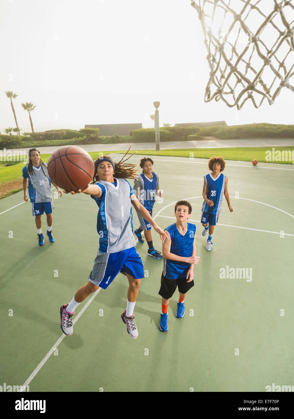 Squadre di pallacanestro giocando su corte Foto Stock