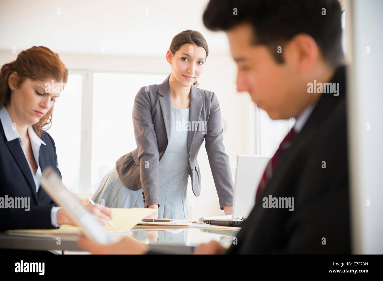 La gente di affari lavoro in ufficio Foto Stock