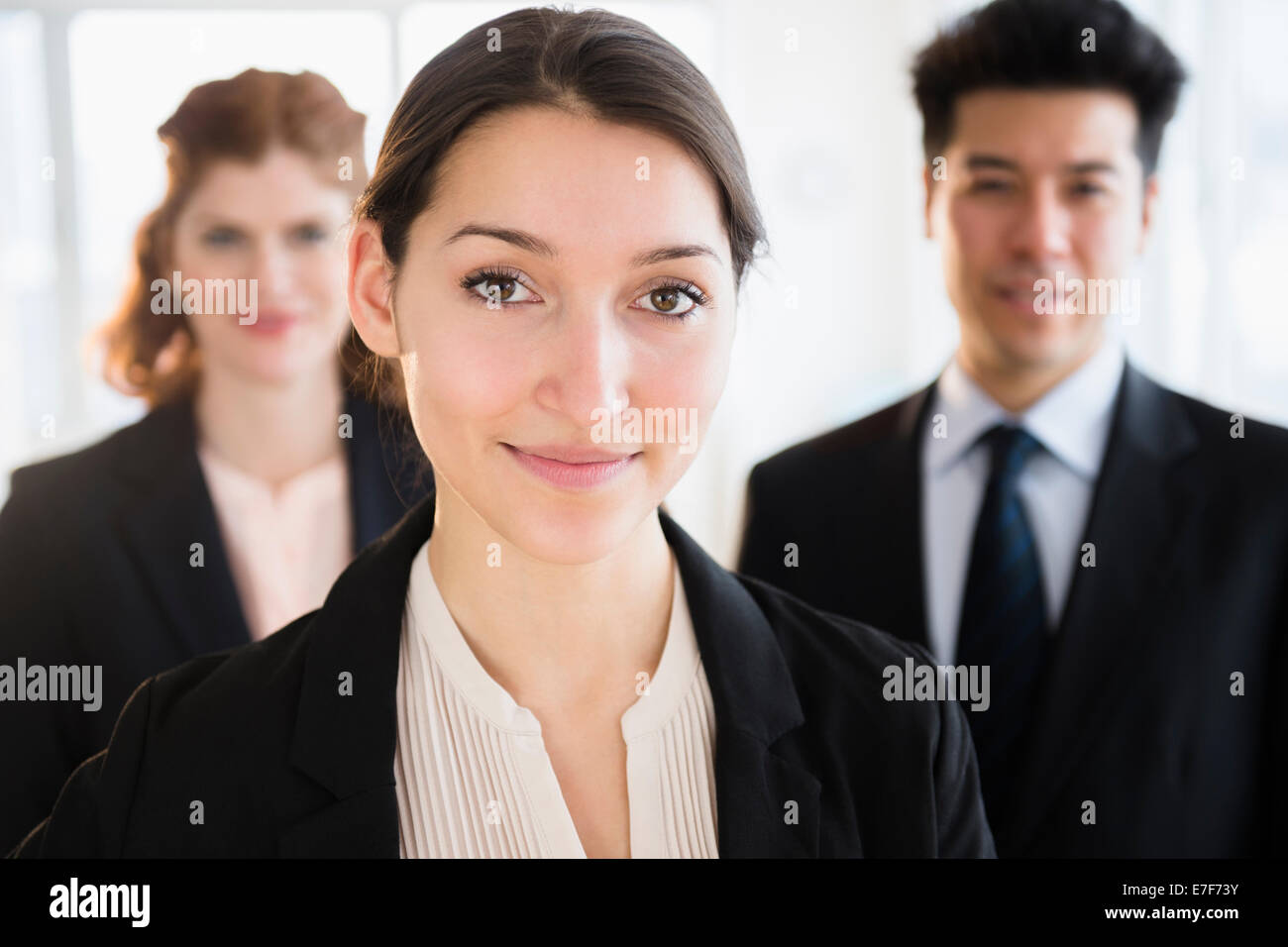 La gente di affari sorridente in ufficio Foto Stock