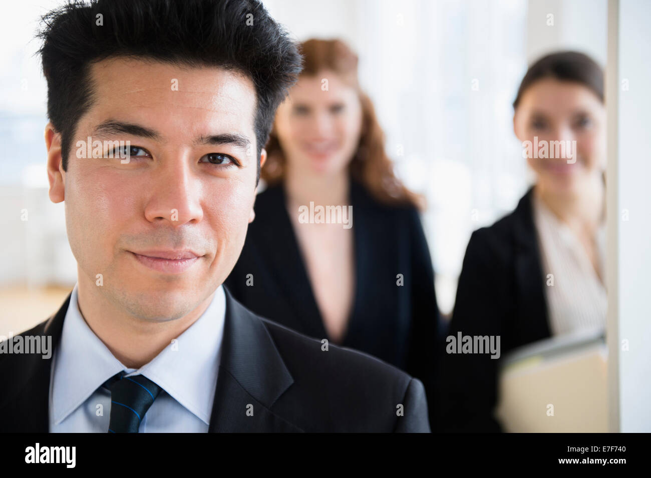 La gente di affari sorridente in ufficio Foto Stock