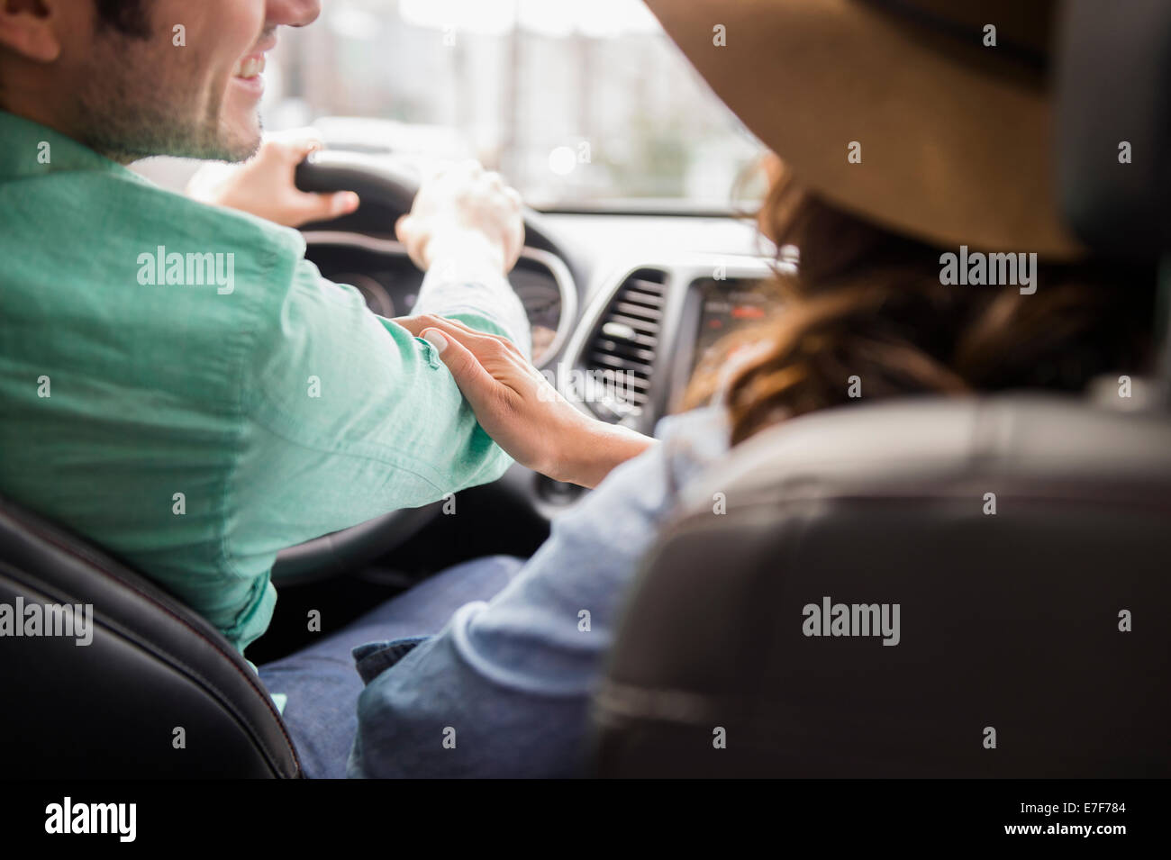 Accoppiare la guida insieme in auto Foto Stock