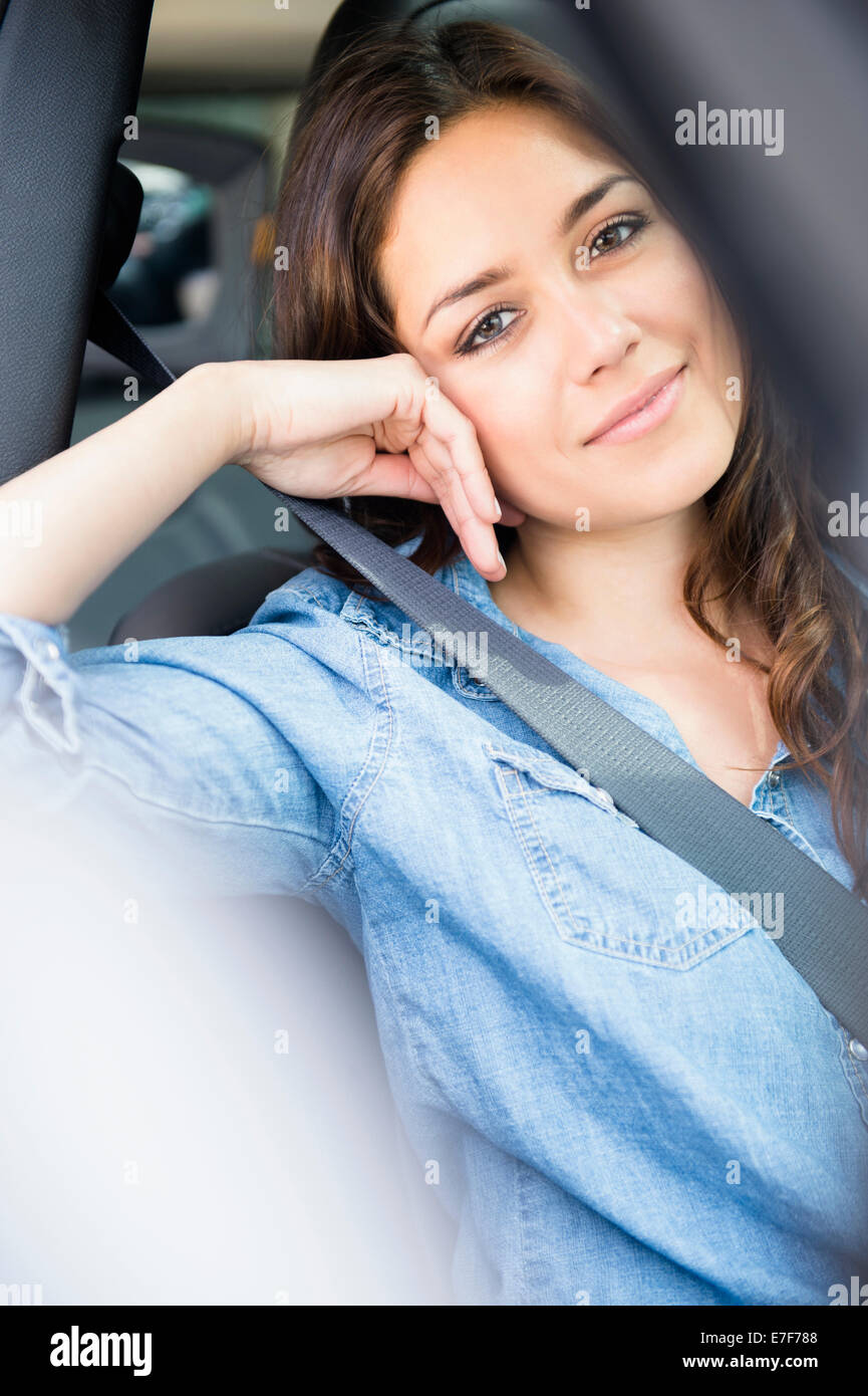 Donna sorridente in auto Foto Stock