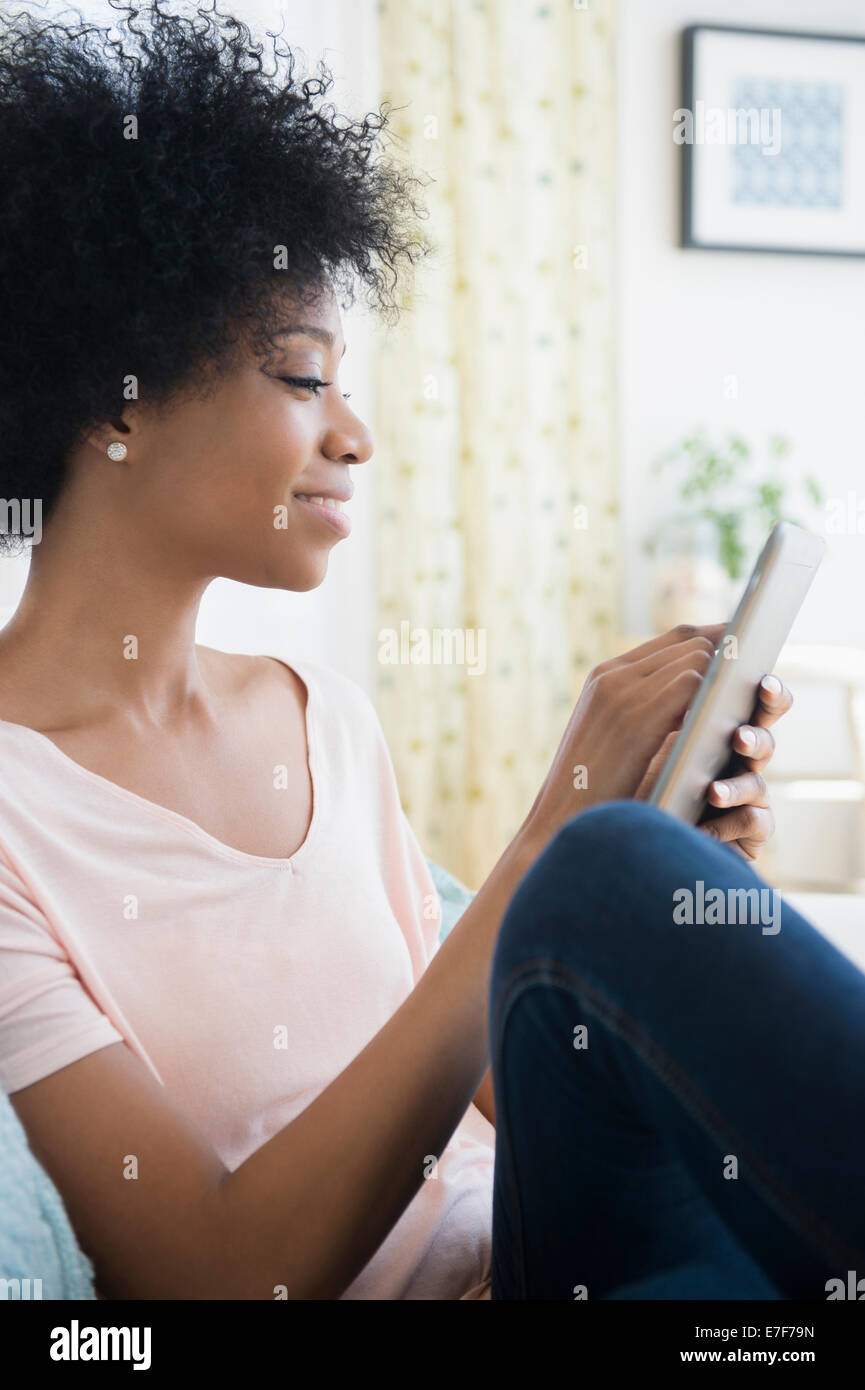African American donna utilizzando computer tablet Foto Stock