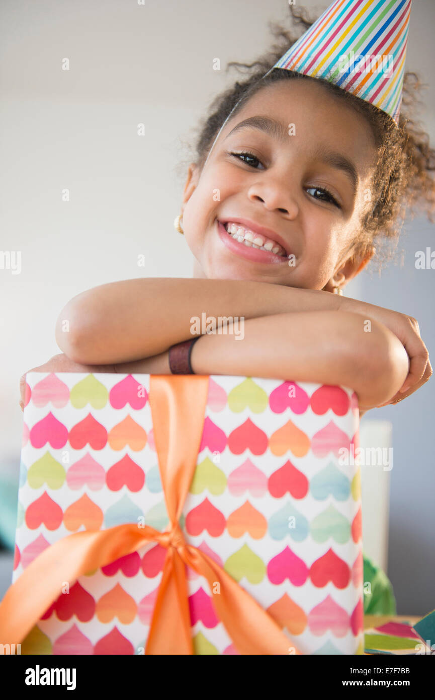 African American Girl holding avvolto regalo di compleanno Foto Stock