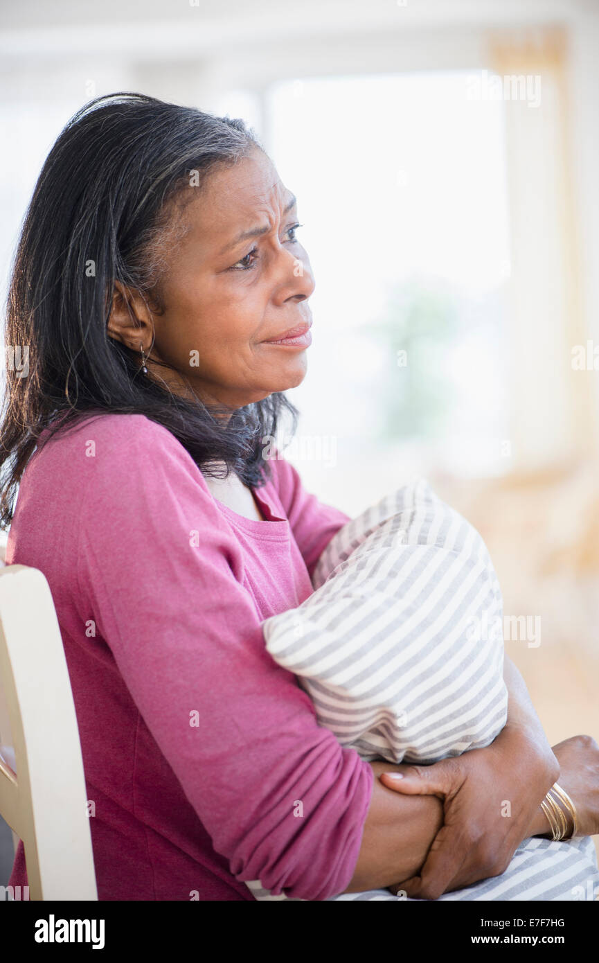 Triste razza mista donna cuscino avvolgente Foto Stock
