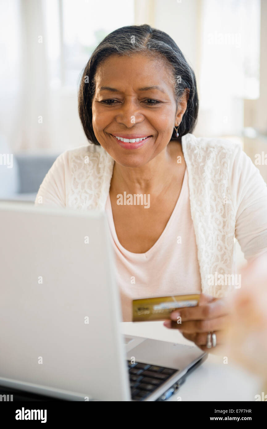 Razza mista donna shopping sul computer portatile Foto Stock