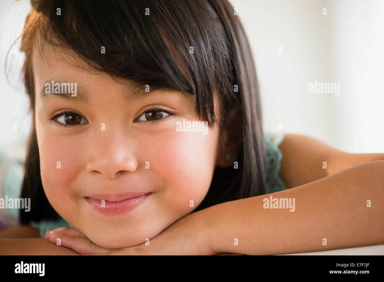 Ragazza filippina mento di appoggio in mani Foto Stock