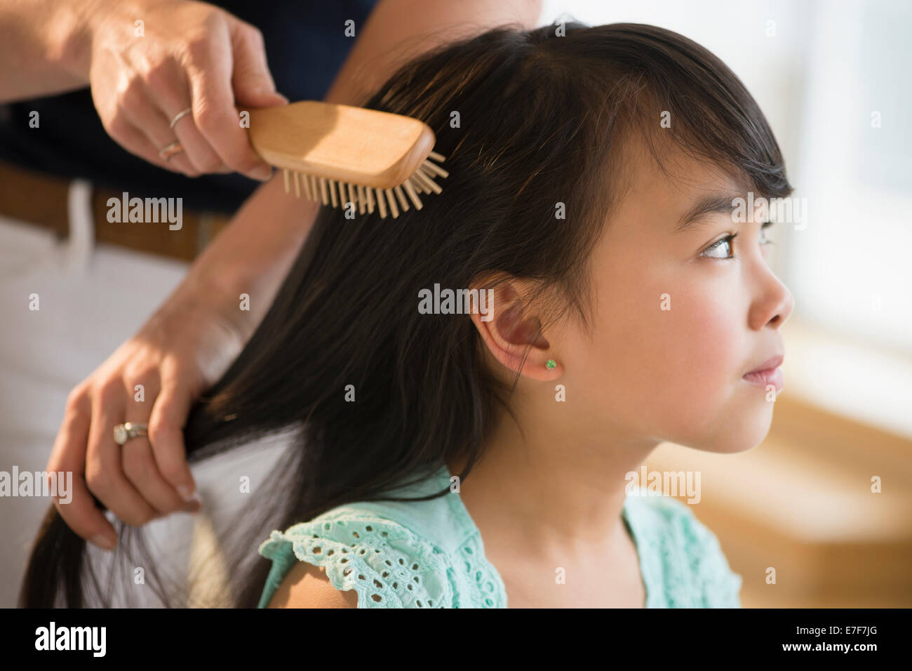 Madre figlia di spazzolatura dei capelli Foto Stock