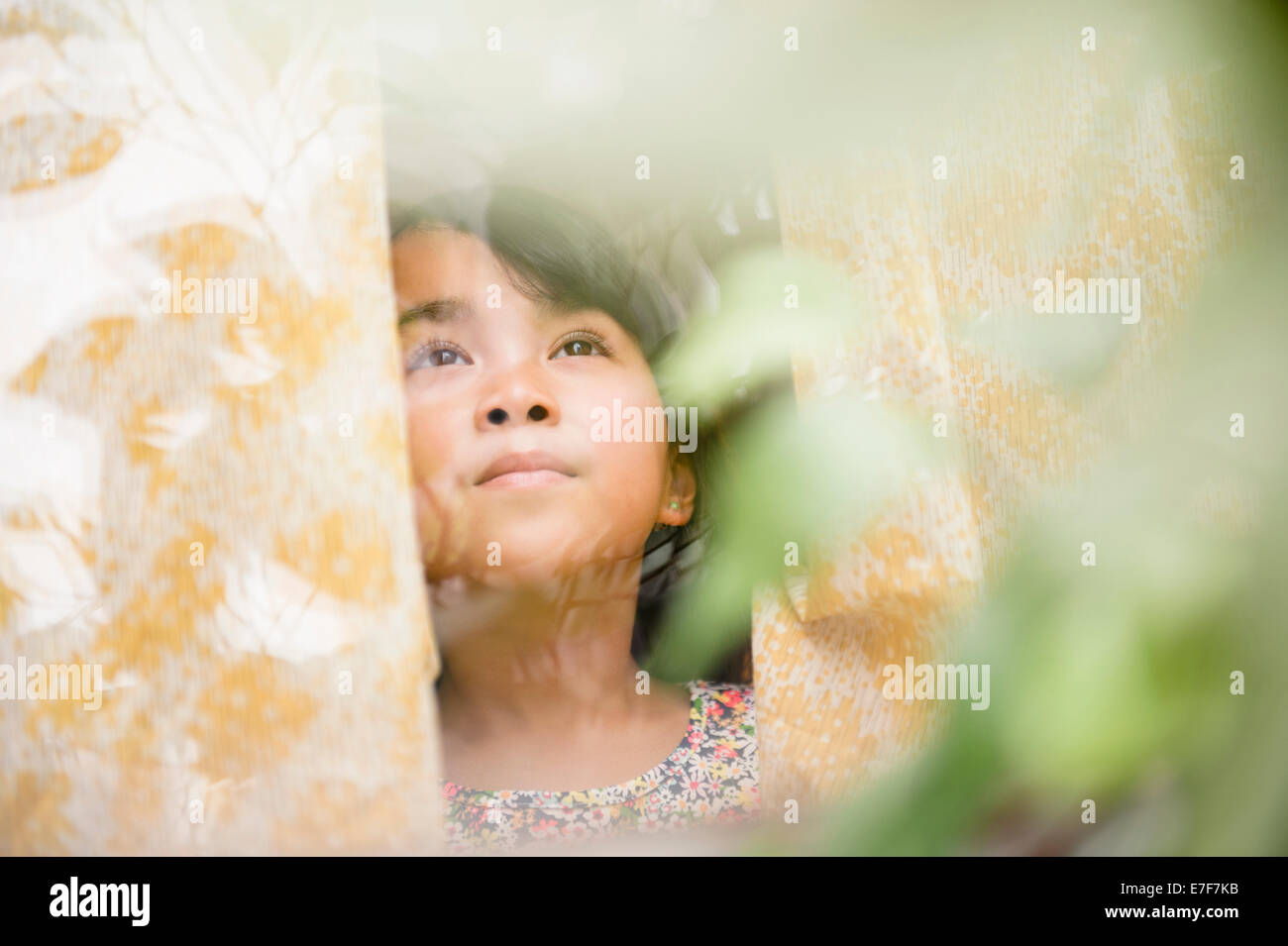 Ragazza filippina a guardare fuori dalla finestra Foto Stock
