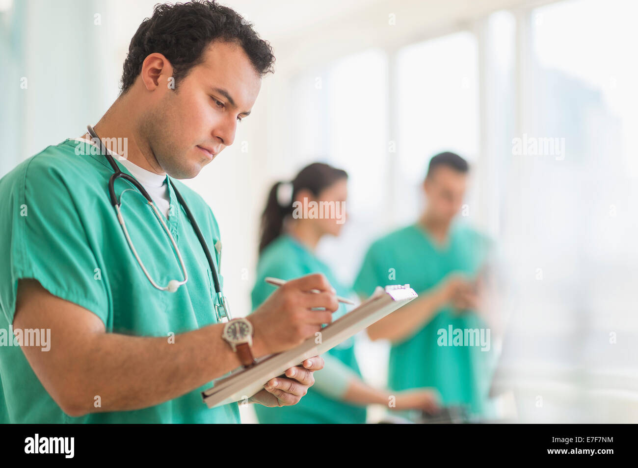 Infermiera ispanica lettura grafico medico in ospedale Foto Stock