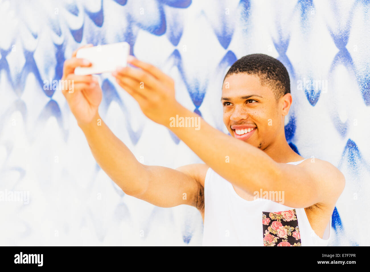 African American uomo prendendo immagini di telefono cellulare Foto Stock