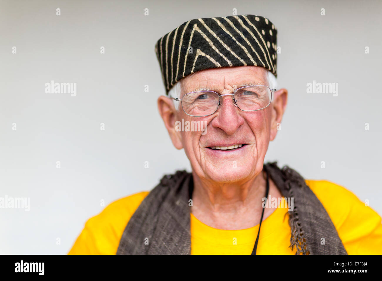 Vecchio uomo caucasico indossando striped hat Foto Stock
