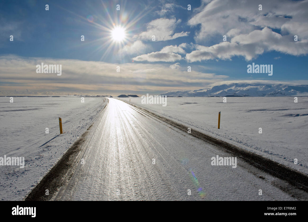 Sui carrelli pneumatici sulla strada rurale nel paesaggio innevato Foto Stock