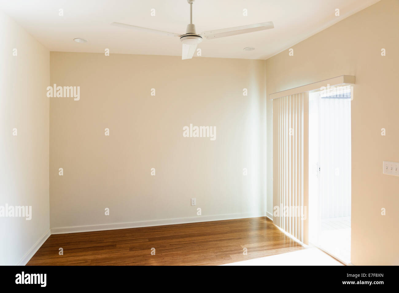 Ventilatore da soffitto sulla stanza vuota Foto Stock