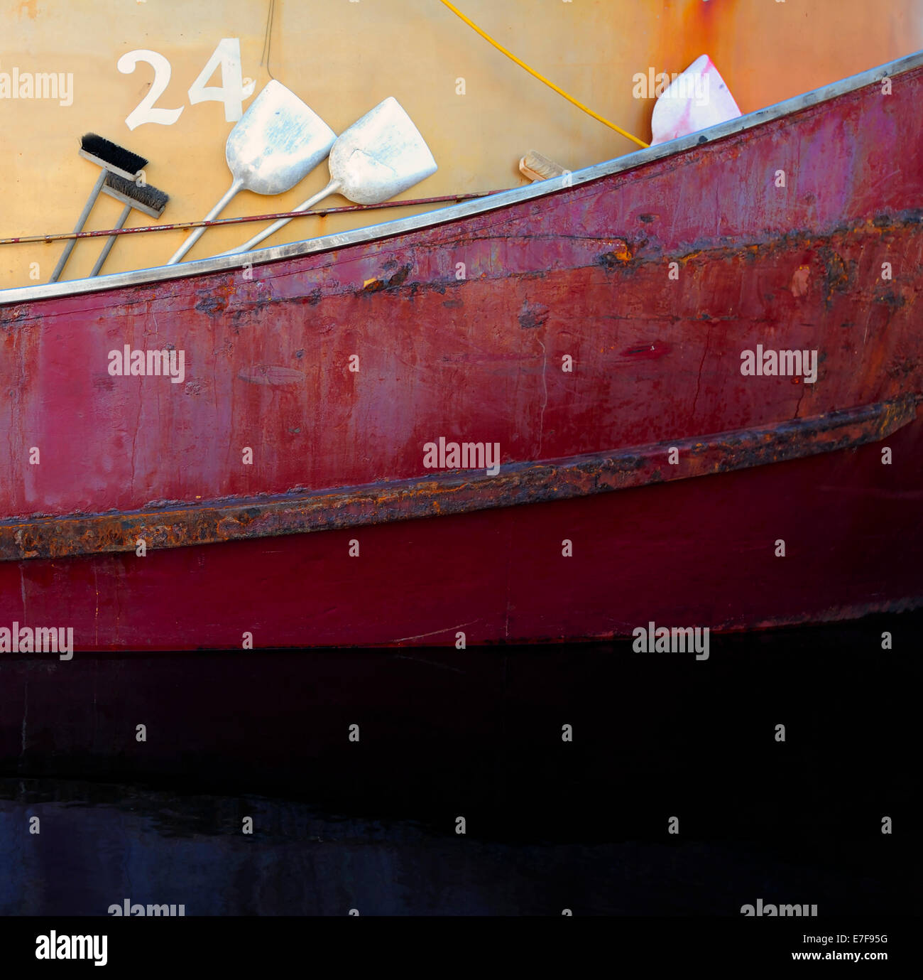 Scialuppa di salvataggio flottante tramite nave in porto Foto Stock