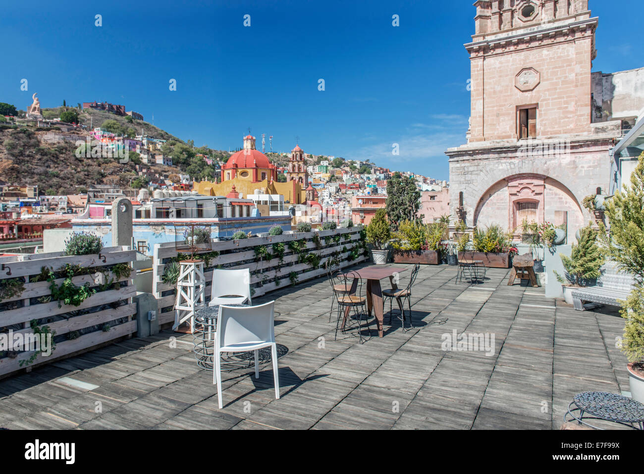 Caffetteria sul tetto con vista cityscape, Guanajuato, Guanajuato, Messico Foto Stock