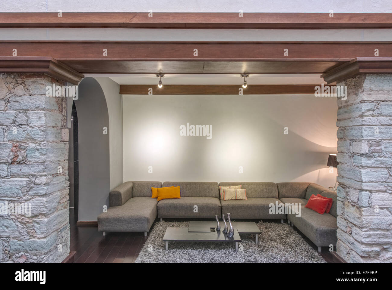 Posti a sedere e illuminazione in hotel moderno lobby Foto Stock