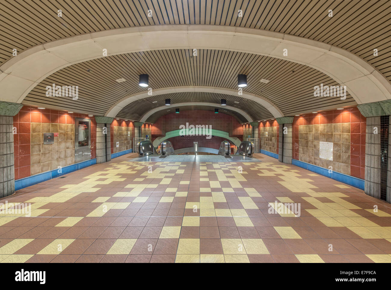 Tetto curvo e piastrelle per pavimento della stazione della metropolitana Foto Stock