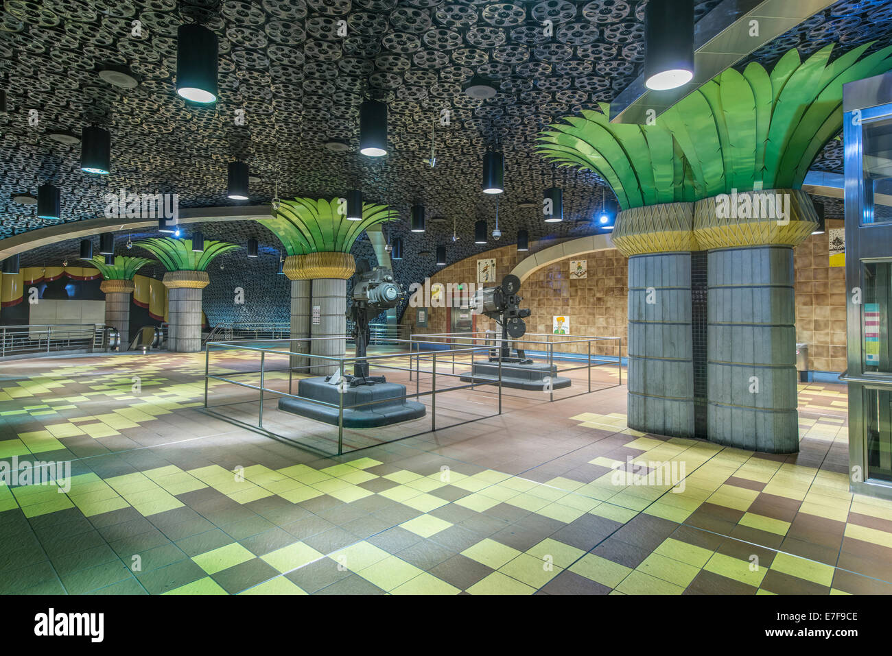 Pilastri ornati e bobine di film sul soffitto nella stazione della metropolitana di Los Angeles, California, Stati Uniti Foto Stock