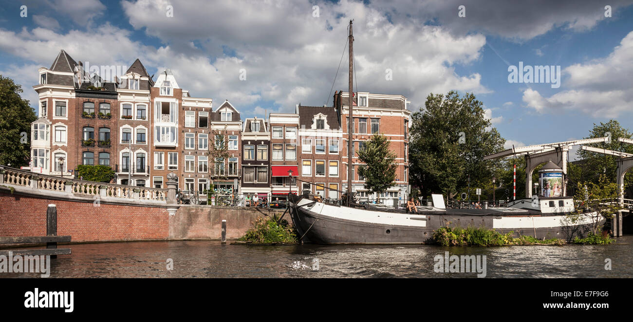 Il posto barca sul canal urbana, Amsterdam, Olanda Foto Stock