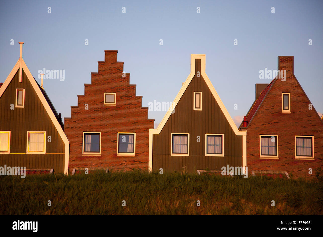 Case con tetti di forma triangolare costruito a fianco a fianco Foto Stock