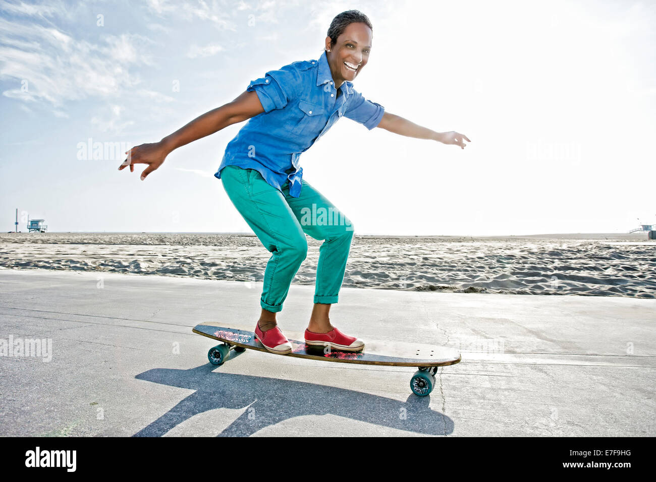 I vecchi Nero donna lo skateboard da spiaggia Foto Stock