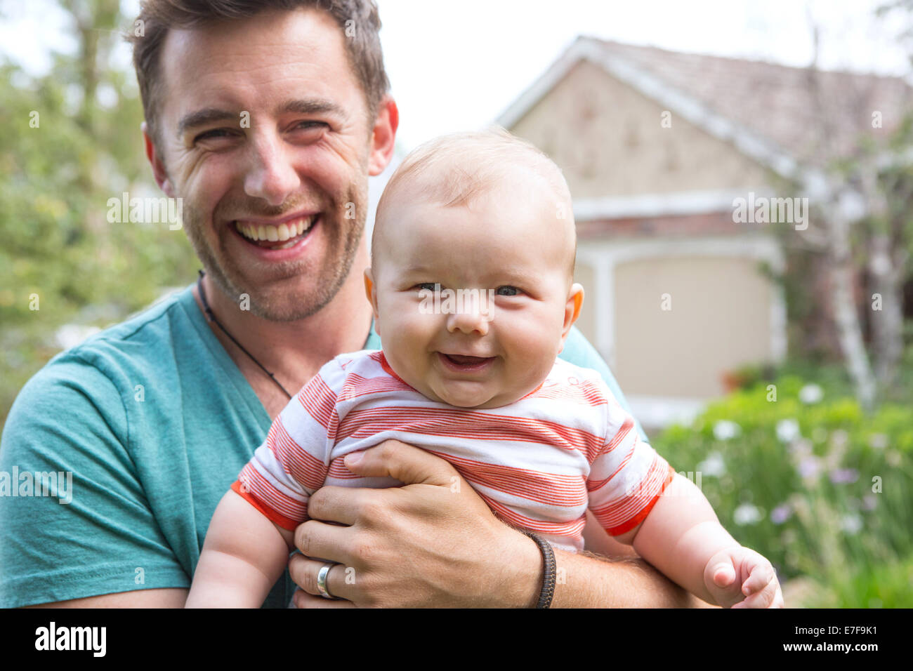 Padre caucasica holding baby all'aperto Foto Stock