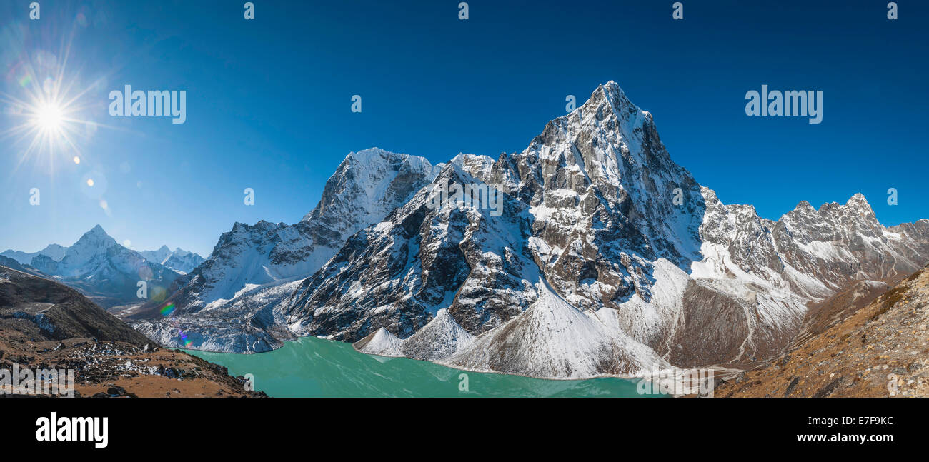 Il sorgere del sole sopra le montagne nevose nel paesaggio rurale, Tengboche, Khumbu, in Nepal Foto Stock