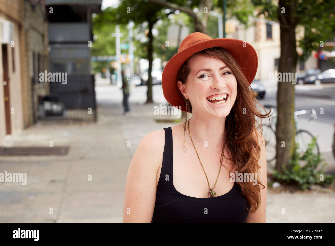 Caucasian donna sorridente su una strada di città Foto Stock