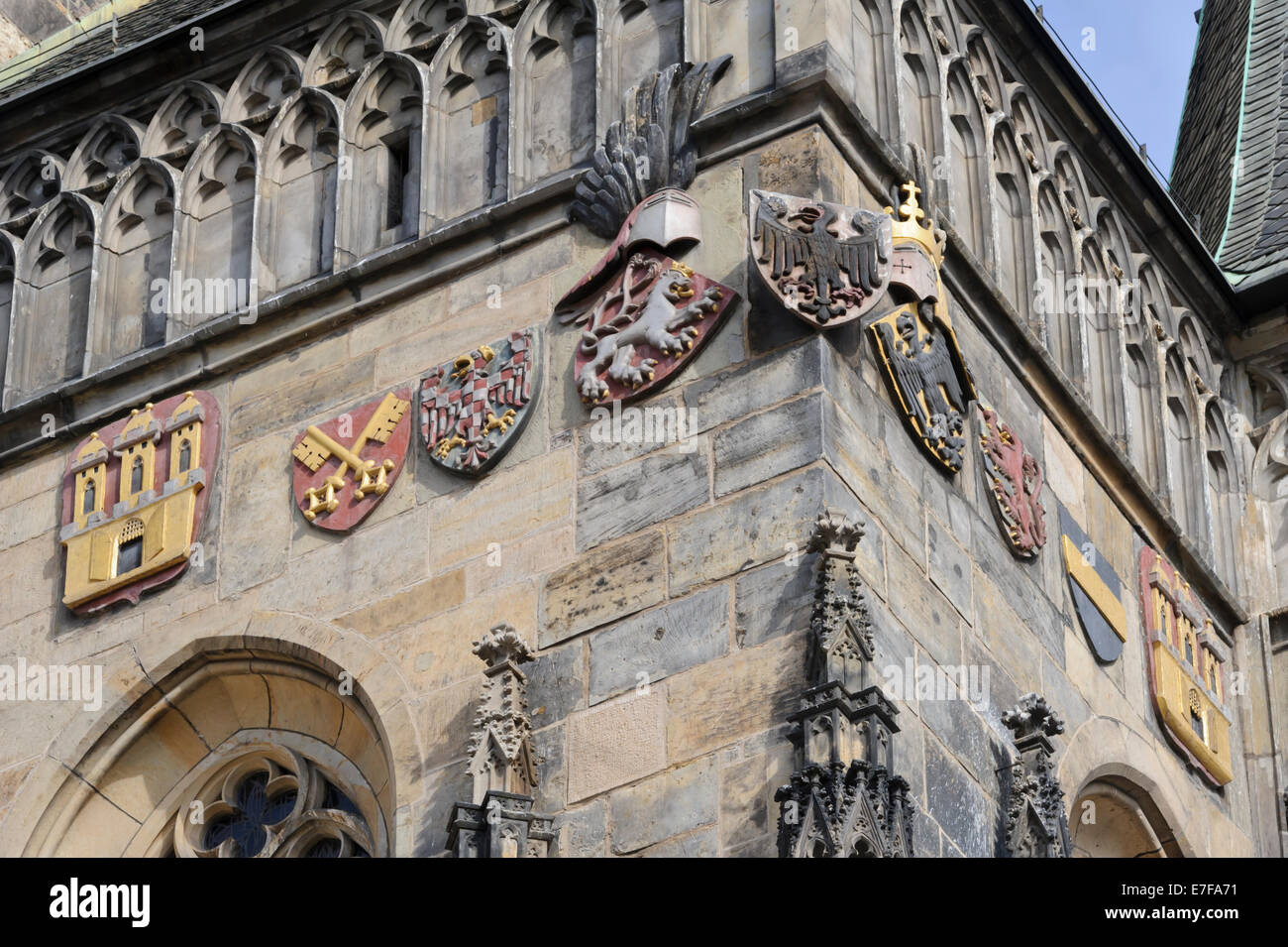 Una fila di Stemma sulla parete esterna del Municipio della Città Vecchia nella città di Praga, Repubblica Ceca. Foto Stock