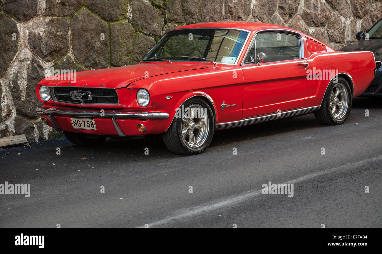 HELSINKI, Finlandia - 13 settembre 2014: Rosso ford mustang 289 sta parcheggiata su un lato della strada di Helsinki Foto Stock