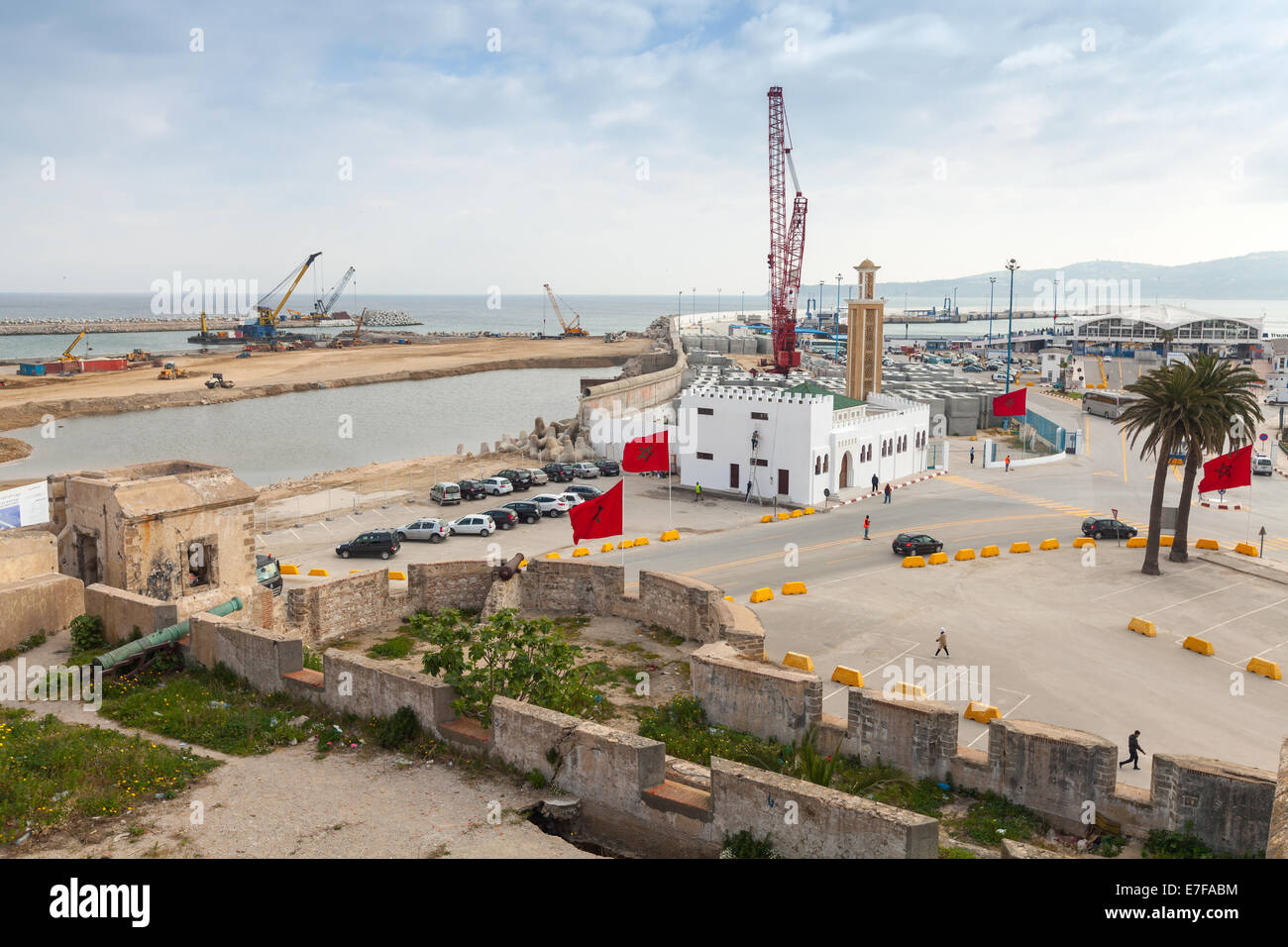 Tangeri, Marocco - MARZO 22, 2014: nuovo terminal per passeggeri in costruzione nel porto di Tangeri, Africa Foto Stock