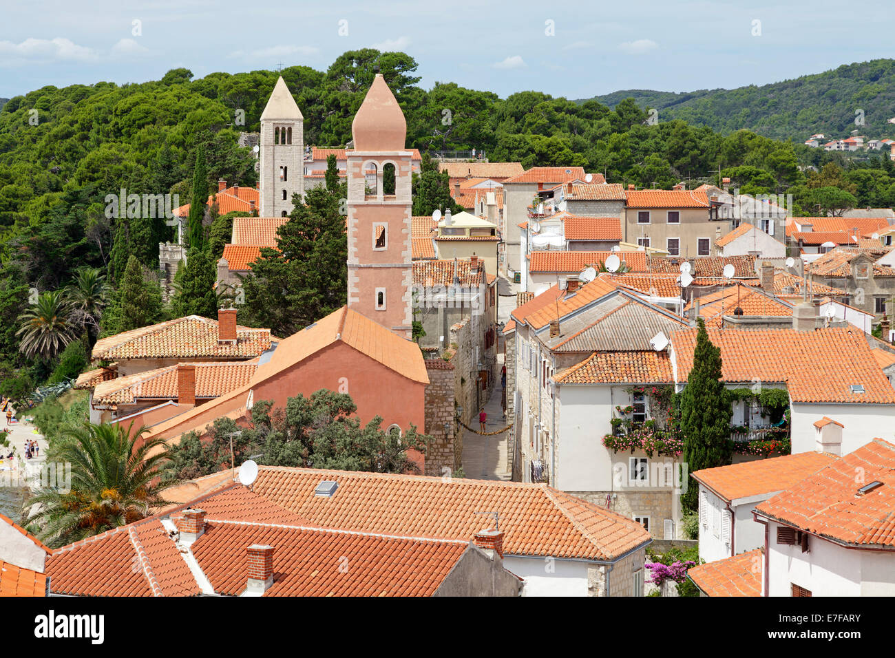 Vista della città vecchia con due torri della chiesa dalla torre di Santa Maria la beata, Città di Rab, isola di Rab, Croazia Foto Stock