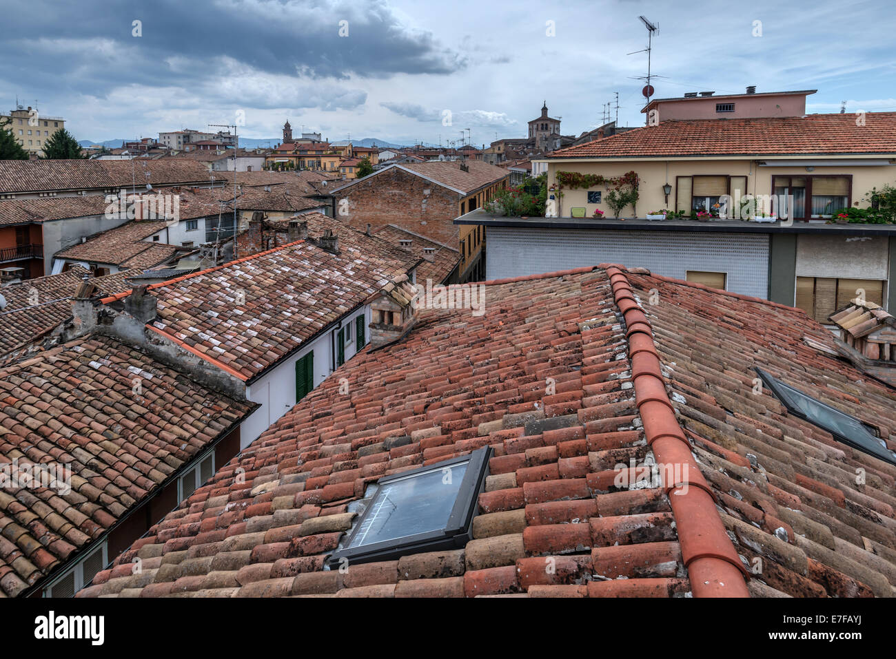 Tetto in tegole sulla città in Italia Foto Stock