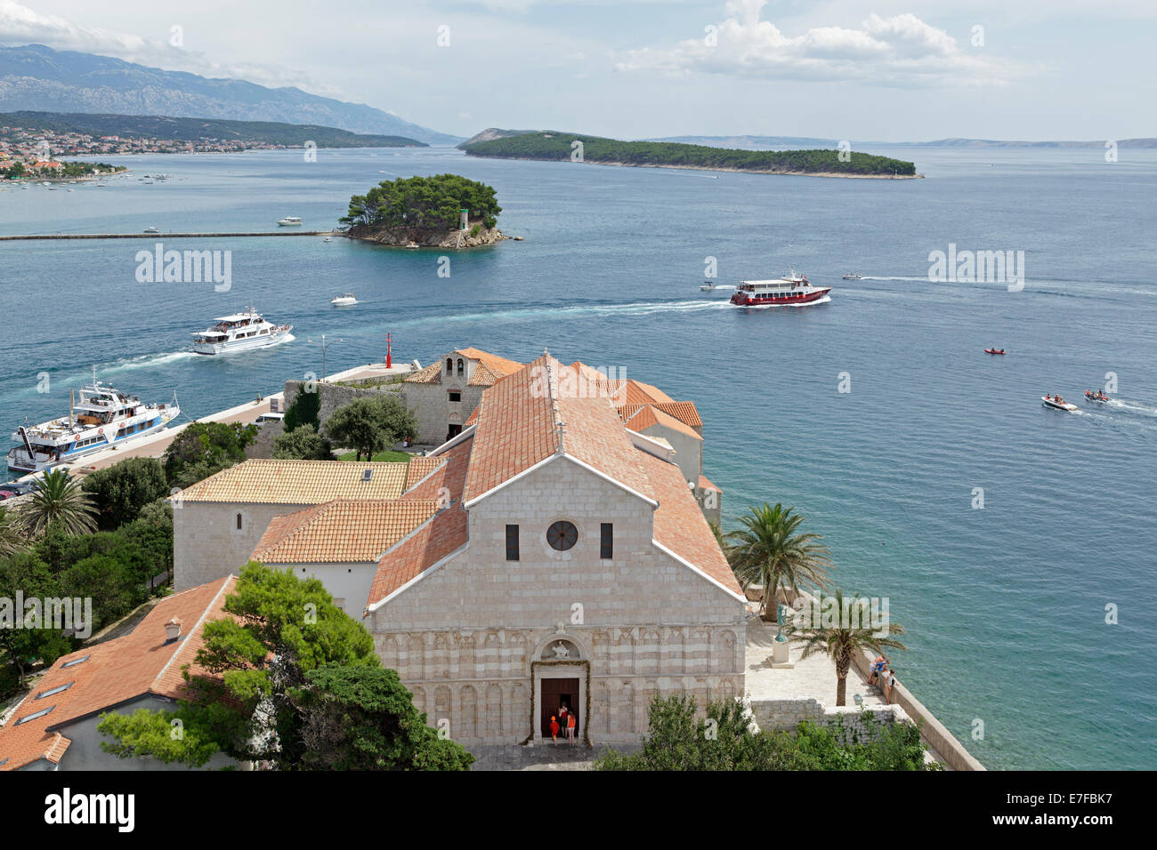 Vista della cattedrale dalla torre di Santa Maria la beata, Città di Rab, isola di Rab, Croazia Foto Stock