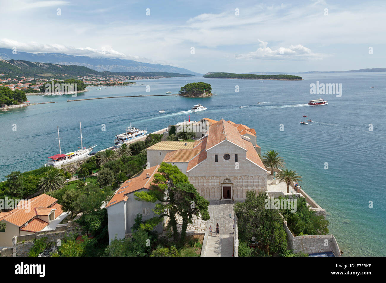 Vista della cattedrale dalla torre di Santa Maria la beata, Città di Rab, isola di Rab, Croazia Foto Stock