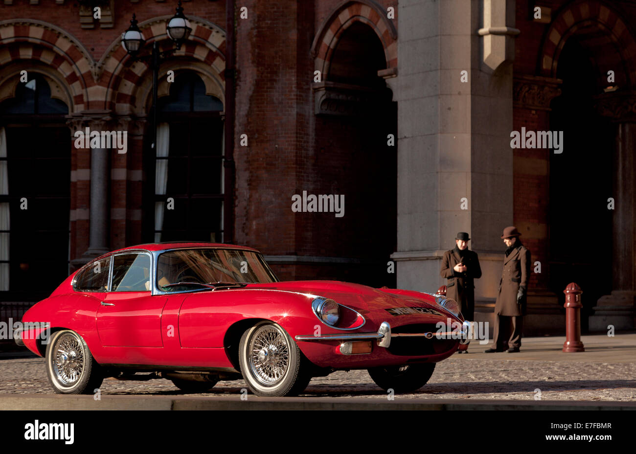 Red Jaguar E-type a Londra St Pancrass Renaissance Hotel Foto Stock