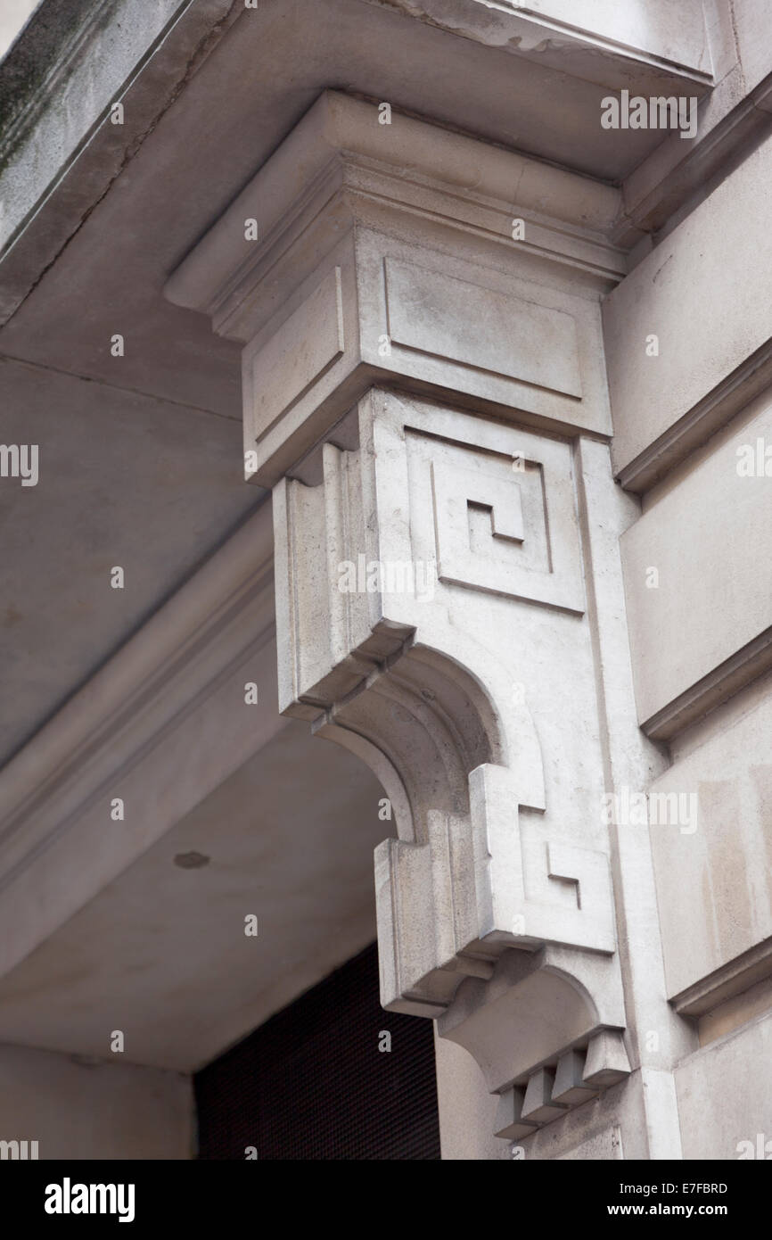 Pietra di stile Art Deco Corbel sostenere la tenda al di sopra di una porta Foto Stock