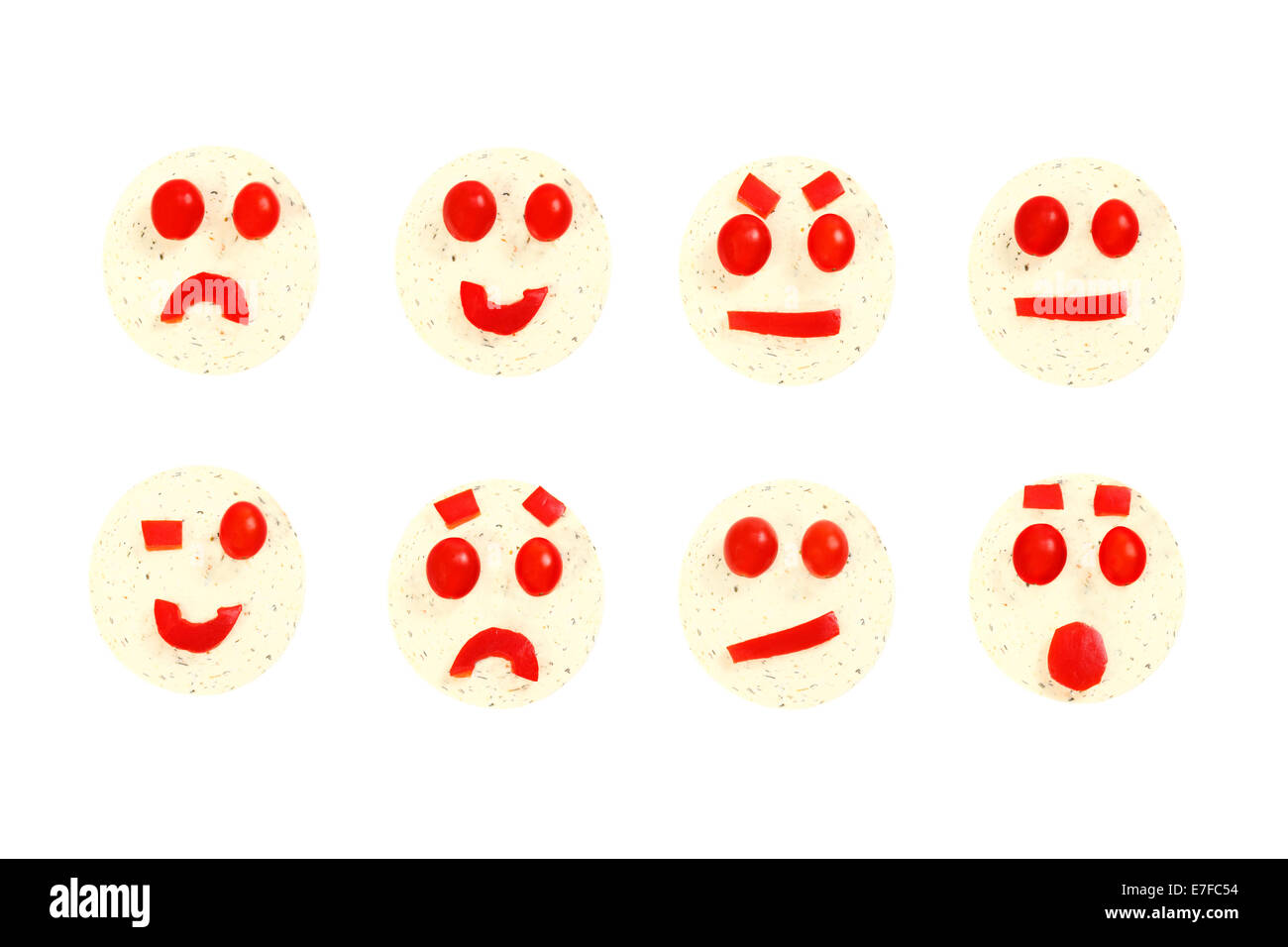 Le espressioni facciali di emozioni nell' insieme costituito dal tondo formaggio, pomodori e fette di paprika rossa isolato su sfondo bianco Foto Stock