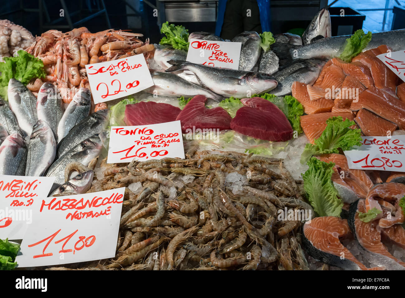 Mercato di pesce con il listino prezzi Foto Stock