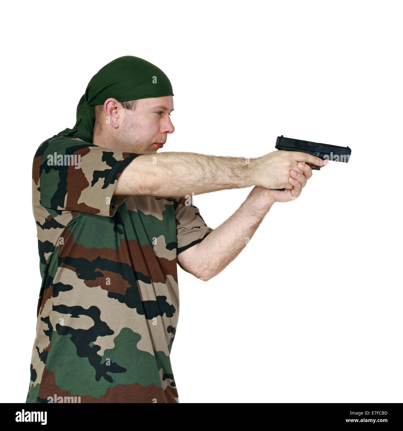 Uomo in camuffamento puntando una pistola. Isolato su sfondo bianco Foto Stock